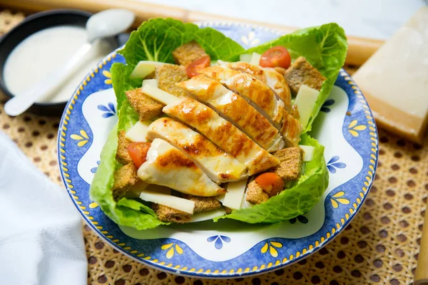 Uma Salada Caesar Uma Salada Alface Romaine Croutons Frango Com — Fotografia de Stock