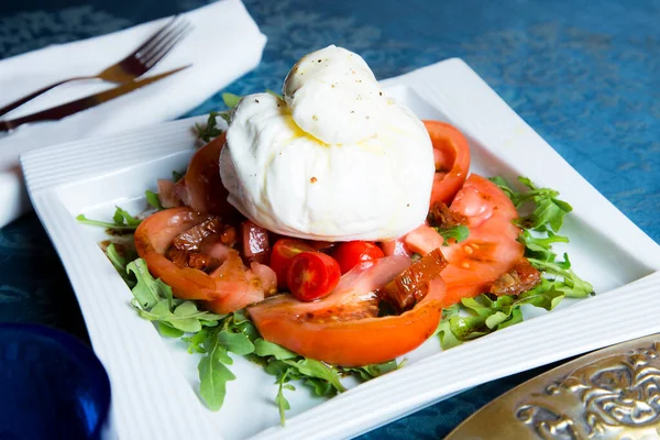 Burratasallad Burrata Färskost Komjölk Med Spunnen Pasta Och Rund Form — Stockfoto