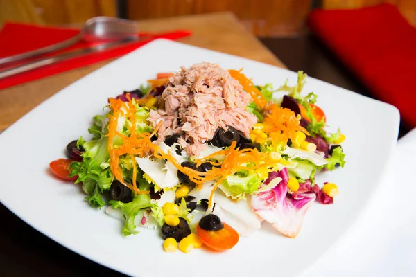 Köstlicher Grüner Salat Mit Thunfisch Und Tomaten — Stockfoto