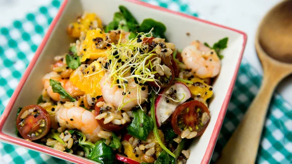 Karides Ispanaklı Lezzetli Pirinç Salatası — Stok fotoğraf