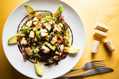 Taze domatesli lezzetli avokado salatası..