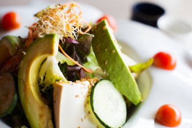 Taze domatesli lezzetli avokado salatası..