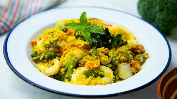 Couscous Salat Mit Verschiedenen Gemüsesorten Und Calamari — Stockfoto