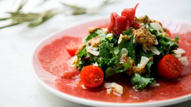 Biftek ve peynirli lahana salatası..