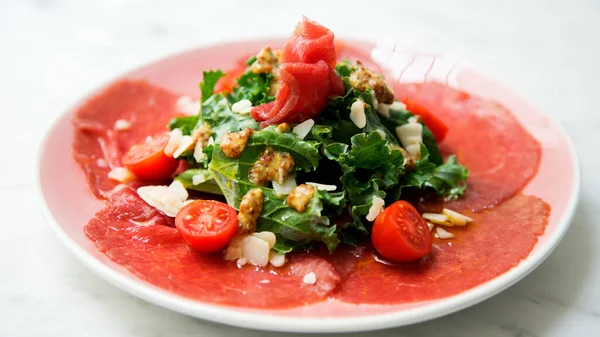 Grønkål Salat Med Oksekød Carpaccio Ost - Stock-foto