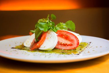 Caprese salatası dilimlenmiş domates, taze mozzarella ve taze fesleğen yapraklarından oluşan bir İtalyan salatasıdır..