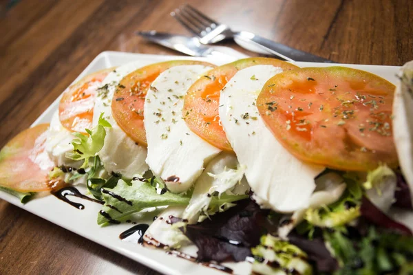 Caprese Salat Ist Ein Italienischer Salat Der Aus Geschnittenen Tomaten — Stockfoto