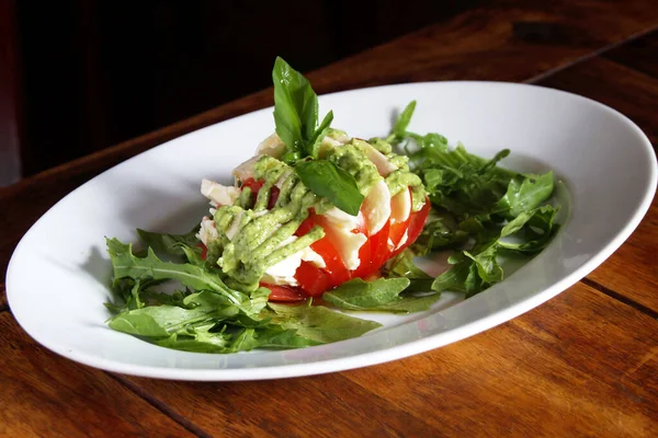 Caprese Salat Ist Ein Italienischer Salat Der Aus Geschnittenen Tomaten — Stockfoto