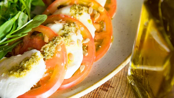Capresesalat Italiensk Salat Som Består Skivede Tomater Fersk Mozzarella Samt – stockfoto
