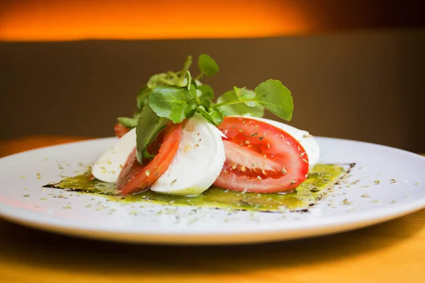Caprese Salad Italian Salad Made Sliced Tomatoes Fresh Mozzarella Fresh — Stock Photo, Image