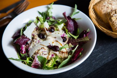 Kinoalı ve sebzeli lezzetli yeşil salata..