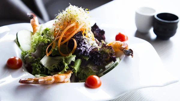 Asiatischer Salat Mit Garnelen Tomaten Und Salat — Stockfoto