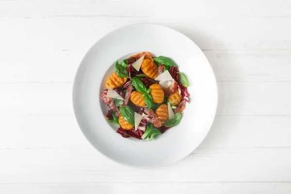 Gefrituurde Gnocchi Salade Met Spek Parmezaanse Vlokken — Stockfoto