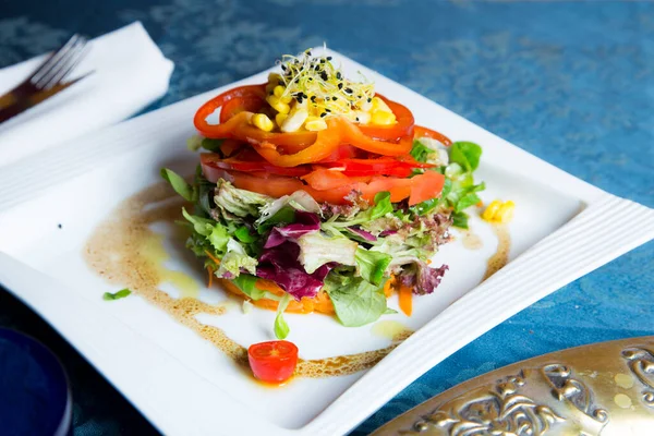Finom Zöld Saláta Piros Borssal Paradicsommal Salátával — Stock Fotó