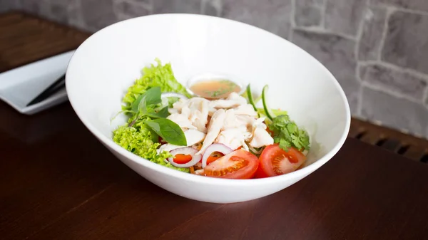 Läcker Asiatisk Sallad Med Kokt Kyckling Tomater Och Sallad — Stockfoto