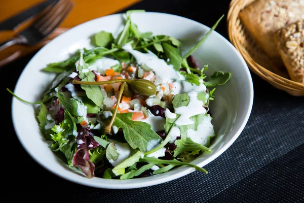 チーズとケッパーのおいしいグリーンサラダ — ストック写真