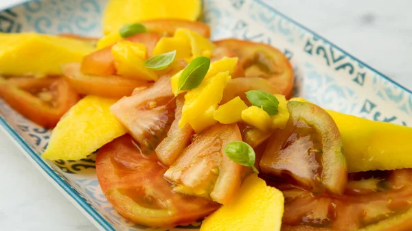 Köstlicher Salat Mit Mango Und Tomaten — Stockfoto