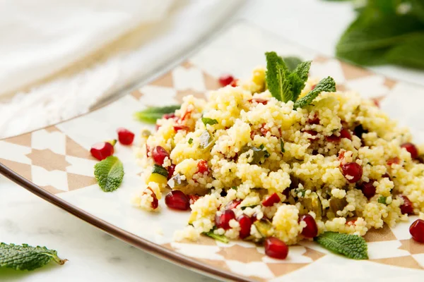 Couscous Salat Mit Granatapfel Und Minzblättern — Stockfoto