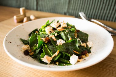 Peynirli ve fındıklı ıspanak salatası..