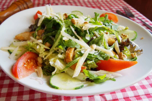 Köstlicher Salat Mit Frischen Zutaten Tomaten Und Rucola — Stockfoto