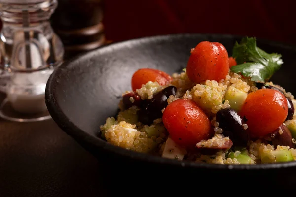 Köstlicher Salat Mit Quinoa Und Gemüse — Stockfoto