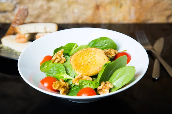 グラタンヤギチーズとおいしいと健康的なグリーンサラダ — ストック写真
