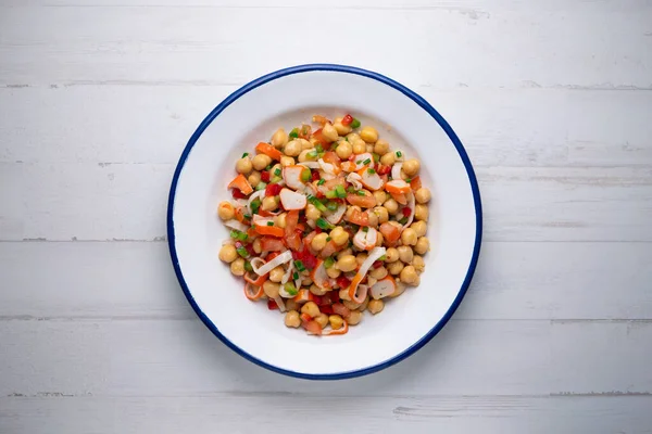 おいしいと健康的なひよこ豆のサラダカニスリミ — ストック写真