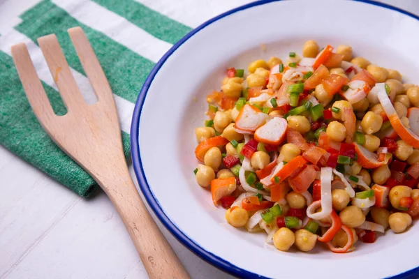 おいしいと健康的なひよこ豆のサラダカニスリミ — ストック写真