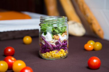 Peynir ve domatesli lezzetli ve sağlıklı bir salata..