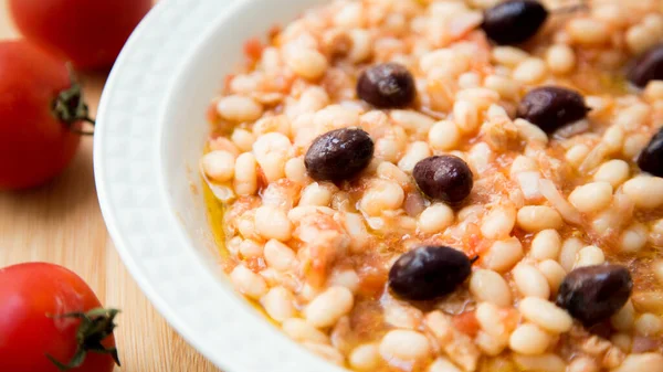 stock image Delicious and healthy white bean salad with cod and black olives.