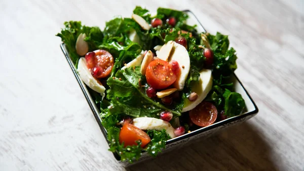 Köstlicher Und Gesunder Grünkohlsalat Mozzarella Und Kirschtomaten — Stockfoto
