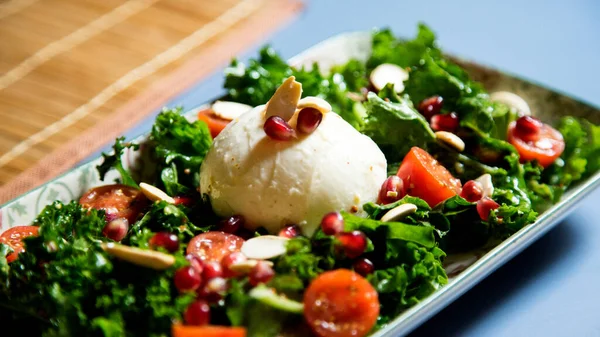 Köstlicher Und Gesunder Grünkohlsalat Mozzarella Und Kirschtomaten — Stockfoto