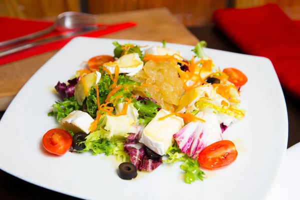 Köstlicher Und Gesunder Salat Mit Verschiedenen Käsesorten Und Tomaten — Stockfoto