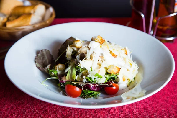 Köstlicher Und Gesunder Salat Mit Verschiedenen Käsesorten Und Tomaten — Stockfoto
