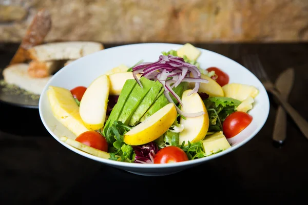 Köstlicher Und Gesunder Salat Mit Apfel Und Anderem Gemüse — Stockfoto
