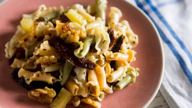 Lezzetli ve sağlıklı makarna salatası ve kurutulmuş domates..