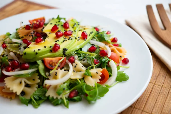 Köstlicher Und Gesunder Salat Mit Nudelbögen Und Avocado — Stockfoto