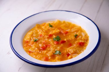 Biberli menorka çorbası, lahana ve domates dilimli ekmek..