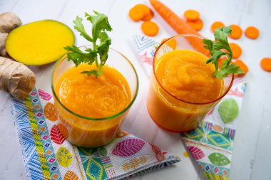 Soğuk havuç ve mango çorbası..