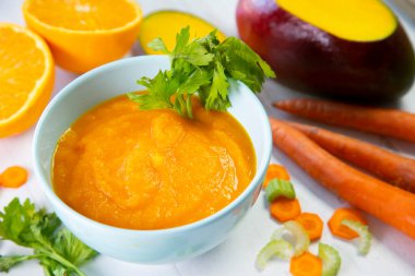 Soğuk havuç ve mango çorbası..