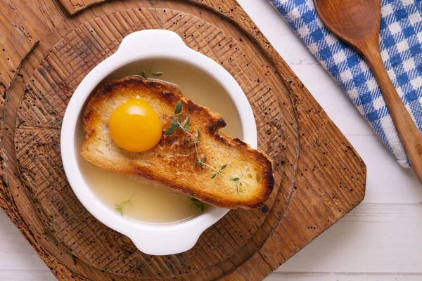 パンと卵のスライスとタイムスープ — ストック写真