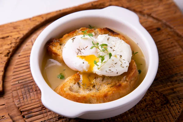 パンと卵のスライスとタイムスープ — ストック写真
