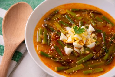 Haşlanmış yumurtalı yeşil fasulye çorbası..