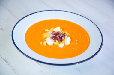 Cordovan salmorejo genellikle ilk yemek olarak sunulan bir kremdir; Crdoba 'dan geleneksel bir hazırlıktır. Sarımsak, zeytinyağı, tuz ve domatesleri de içeren belli miktarda ekmek kırıntısının ezilmesi ile yapılır..