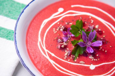 Soğuk domates ve pancar çorbası. Geleneksel İspanyol tapası..
