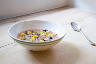 Gazpacho, zeytinyağı, sirke, su, çiğ sebze, genellikle domates, salatalık, biber ve sarımsak gibi çeşitli malzemelerin bulunduğu soğuk bir çorbadır..