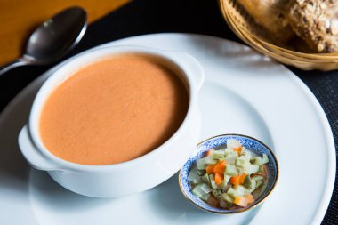 Gazpacho, zeytinyağı, sirke, su, çiğ sebze, genellikle domates, salatalık, biber ve sarımsak gibi çeşitli malzemelerin bulunduğu soğuk bir çorbadır..