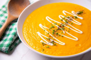 Havuç kremalı ve sebzeli kase..