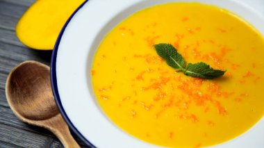 Havuç kremalı ve sebzeli kase..