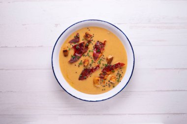 Havuç kremalı kase ve İspanyol jambonlu..